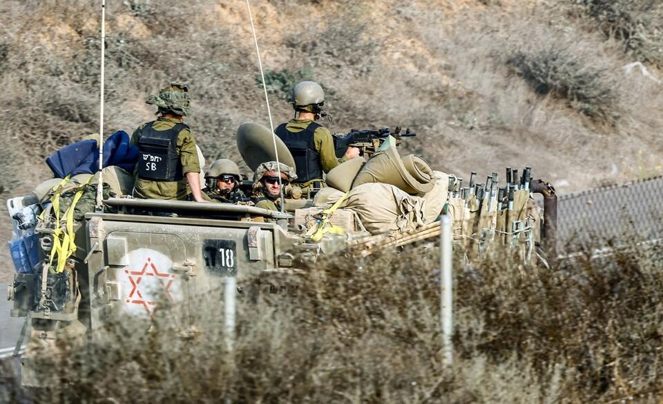 Patrol izraelskiej armii w pobliżu granicy ze Strefą Gazy / autor: PAP/EPA/HANNIBAL HANSCHKE