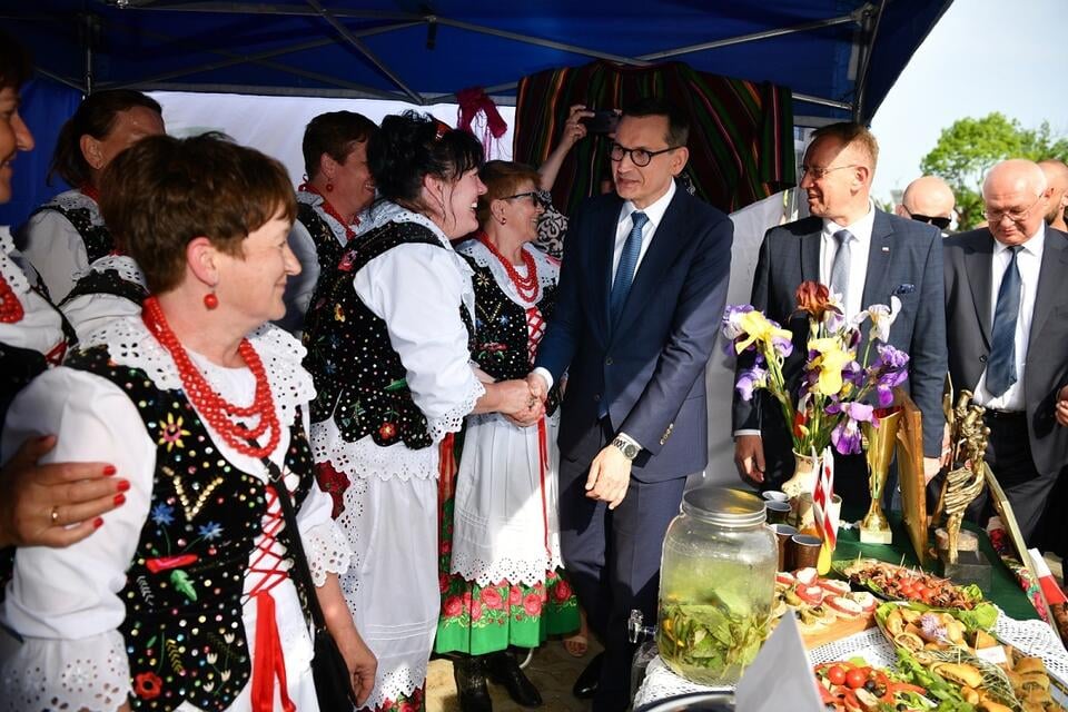 Premier Mateusz Morawiecki (3P) oraz minister rolnictwa i rozwoju wsi Robert Telus (2P) podczas obchodów Święta Niepodległościowego Ruchu Ludowego w Starej Błotnicy / autor: PAP/Piotr Polak