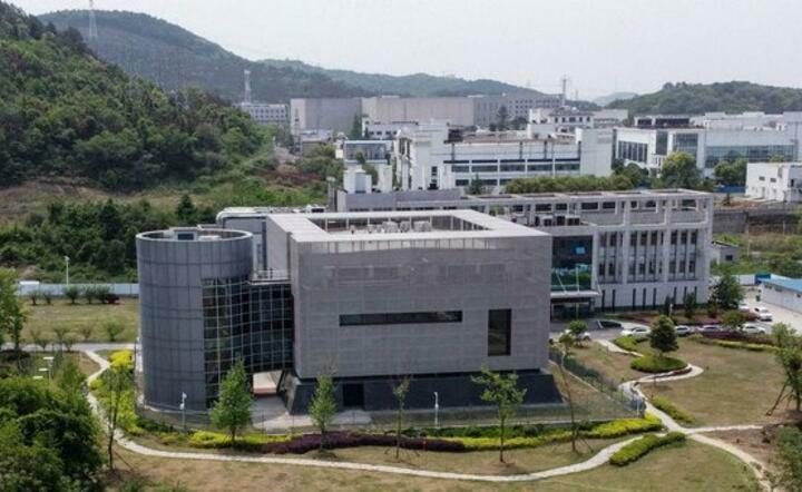 Instytut Biotechnologii o najwyższym poziomie zabezpieczeń BSL-4 w Wuhan - prawdopodobne źródło pochodzenia koronawirusa  / autor: Businessinsider/Twitter