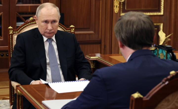 Prezydent Rosji w swoim gabinecie na Kremlu / autor: PAP/EPA/GAVRIIL GRIGOROV / SPUTNIK