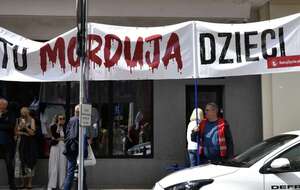 Transparent "Tu mordują dzieci" przed kliniką Abotak / autor: Fratria