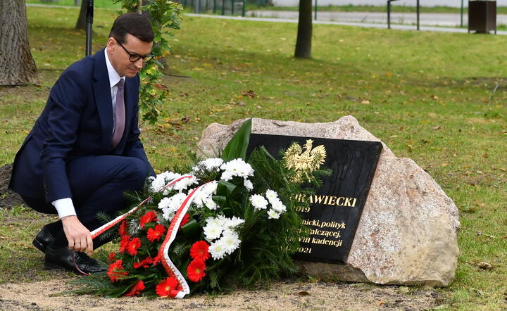 Premier Mateusz Morawiecki podczas uroczystości odsłonięcia tablicy poświęconej Kornelowi Morawieckiemu / autor: PAP/Piotr Polak