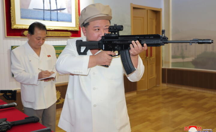Kim Dzong Un trzyma broń podczas inspekcji głównych fabryk amunicji w nieujawnionej lokalizacji w Korei Północnej / autor: PAP/EPA/KCNA