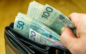 Za rządów PiS płaca minimalna wzrosła 2,5 razy, a Tusk o tym „i to nie jest nasze ostatnie słowo”. Na zdjęciu portfel wypełniony polskimi banknotami / autor: Fratria