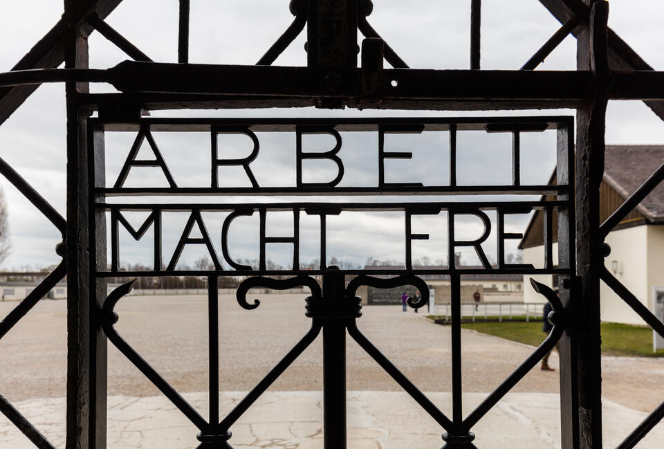 Brama przy wjeździe do obozu koncentracyjnego w Dachau / autor: Wikimedia Commons/ Diego Delso/CC BY-SA 4.0