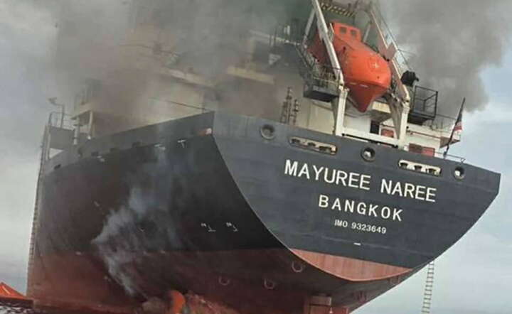 Płonący tajski statek handlowy trafiony 11 marca przez irańskie rakiety w Cieśninie Ormuz / autor: PAP/EPA/ROYAL THAI NAVY