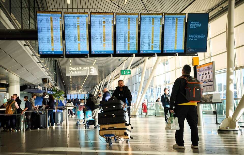 Utrudnienia wystąpiły m.in. na lotnisku Amsterdam-Schiphol / autor: PAP/EPA/PHIL NIJHUIS