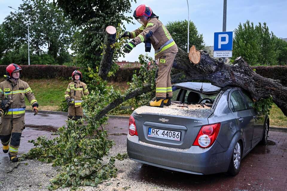 Strażacy usuwają zniszczenia po burzy w Przemyślu. / autor: PAP/Darek Delmanowicz
