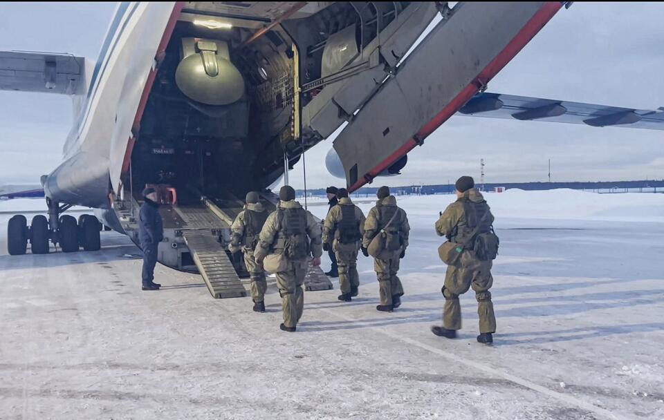 Rosyjscy żołnierze lecą do Kazachstanu / autor: PAP/EPA