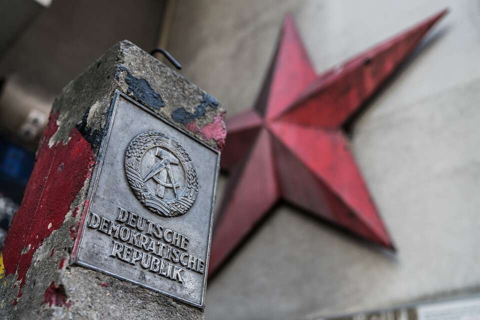 Stary słup graniczny Niemieckiej Republiki Demokratycznej (zdj. ilustracyjne) / autor: Fratria