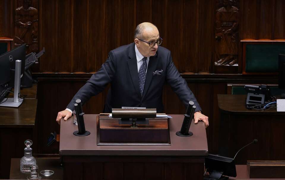 Prof. Zbigniew Rau podczas wystąpienia w Sejmie / autor: PAP/Albert Zawada