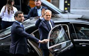 Premier RP Donald Tusk (P) opuszcza siedzibę Stałego Przedstawicielstwa Rzeczypospolitej Polskiej przy UE w Brukseli po zakończeniu konferencji prasowej podsumowującej posiedzenie Rady Europejskiej. / autor: PAP/Wiktor Dąbkowski