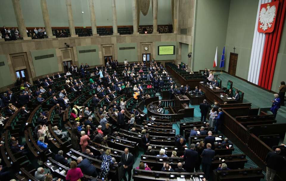 Posłowie na sali obrad Sejmu w Warszawie / autor: PAP/Rafał Guz