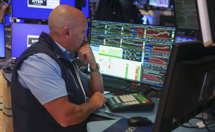 Makler na parkiecie giełdy nowojorskiej NYSE przy Wall Street, 28 sierpnia 2026 / autor: PAP/EPA/SARAH YENESEL