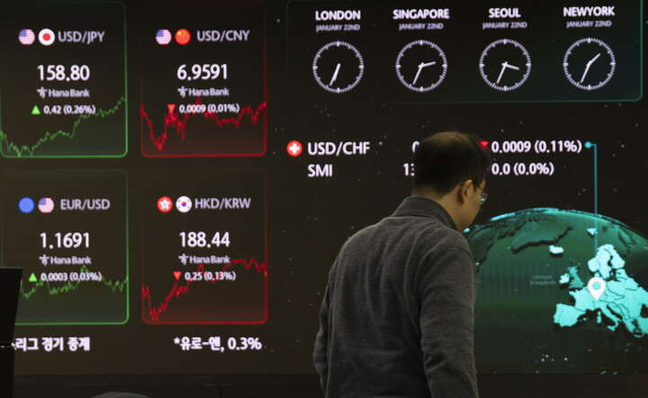 Notowania walutowe w Hana Bank w Seulu / autor: PAP/EPA/JEON HEON-KYUN
