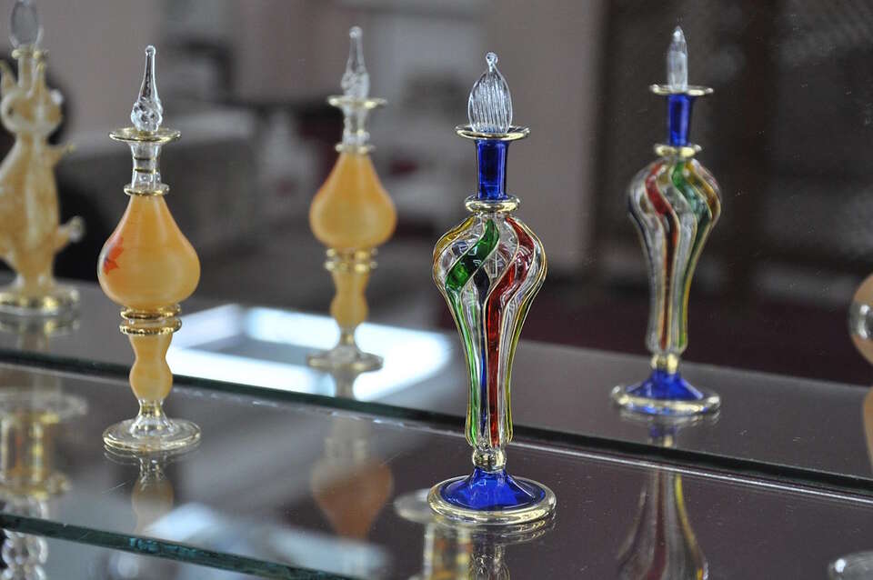 na zdjęciu perfumeryjne flakony na ladzie / autor: pixabay.com