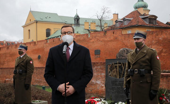 Premier Mateusz Morawiecki podczas uroczystości złożenia kwiatów pod Pomnikiem Katyńskim w Warszawie / autor: fotoserwis PAP