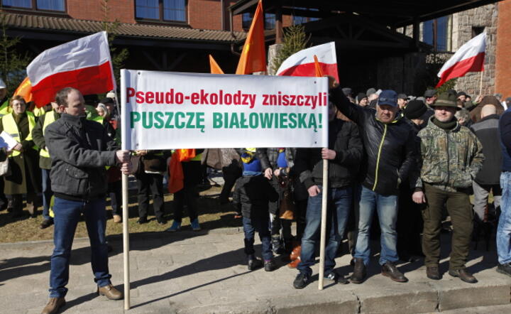 Manifestacja popierająca wycinkę zaatakowanych przez kornika drzew w Puszczy Białowieskiej, zorganizowana przez Stowarzyszenie "Santa" Obrona Puszczy Białowieskiej i Urząd Gminy Białowieża, fot. PAP/Artur Reszko (3)