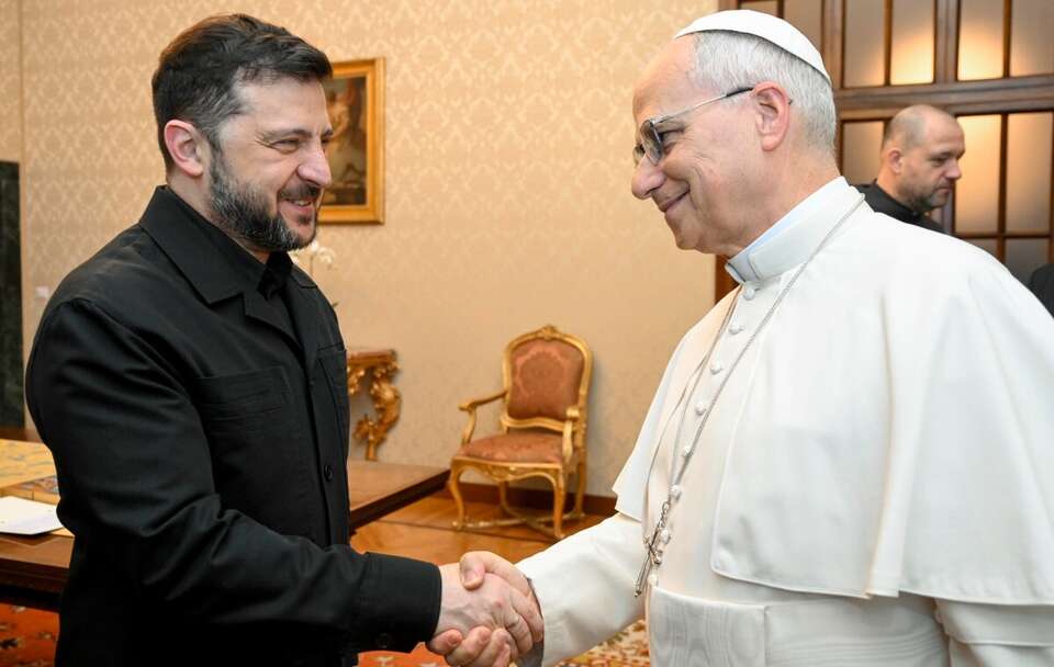 Wołodymyr Zełenski i papież Leon XIV / autor: PAP/EPA/VATICAN MEDIA HANDOUT
