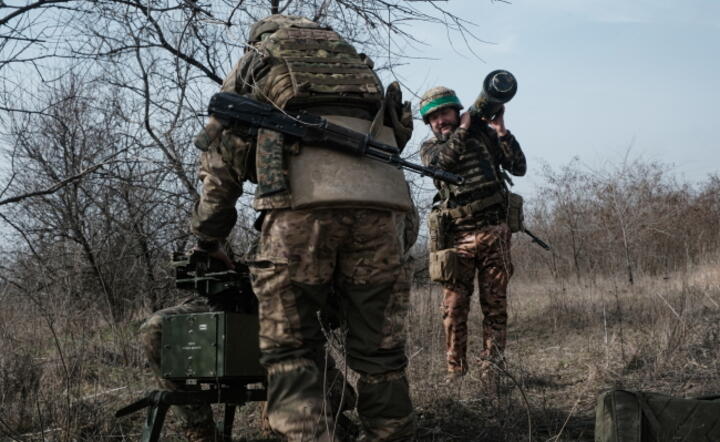 Ukraińscy żołnierze z 80. Brygady Spadochronowej w drodze na pozycje pod Bachmutem / autor: PAP/EPA/MARIA SENOVILLA