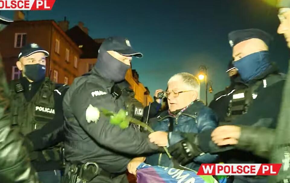 Policja obezwładnia "Babcię Kasię" / autor: Youtube/wPolsce.pl