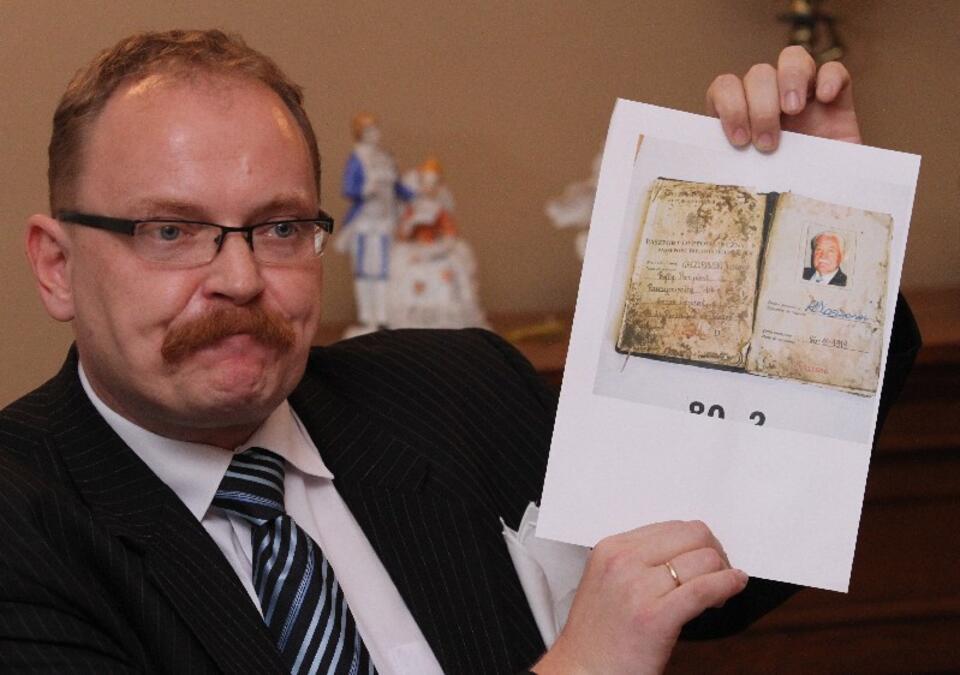 Gniewomir Rokosz-Kuczyński, pełnomocnik prezydentowej Karoliny Kaczorowskiej ds. powtórnego pogrzebu, pokazuje zdjęcie znalezionego w Smoleńsku paszportu Ryszarda Kaczorowskiego. Fot. PAP/Jacek Bednarczyk