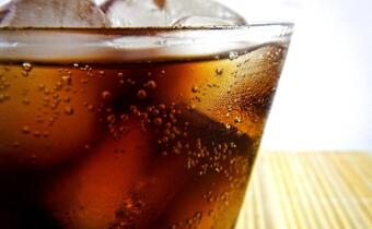 Producenci napojów przerzucili opłatę cukrową na konsumentów