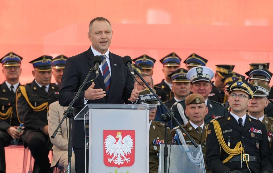 Prezydent Karol Nawrocki przemawia podczas centralnych Obchodów Dnia Strażaka na Placu Marszałka Józefa Piłsudskiego w Warszawie / autor: PAP/Paweł Supernak