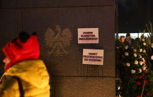 Protestujący przy Pomniku Ofiar Tragedii Smoleńskiej 2010 roku na pl. Piłsudskiego w Warszawie. / autor: PAP/Leszek Szymański