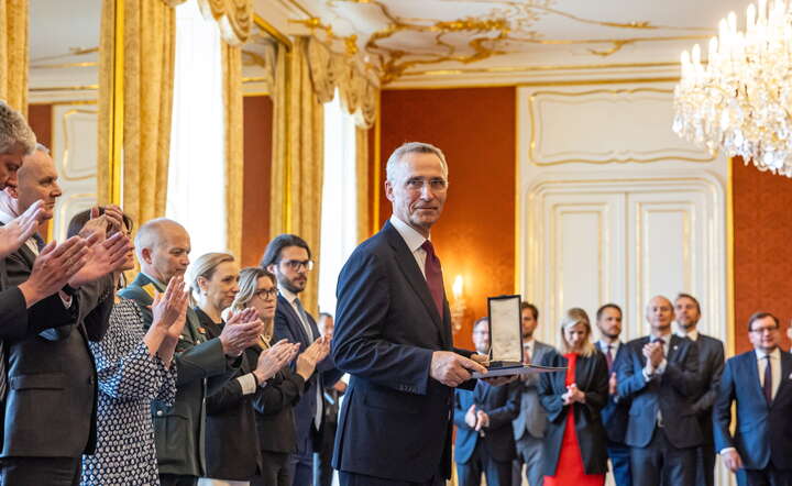 Jens Stoltenberg  z orderem Tomasza G. Masaryka / autor: MARTIN DIVISEK/EPA/PAP