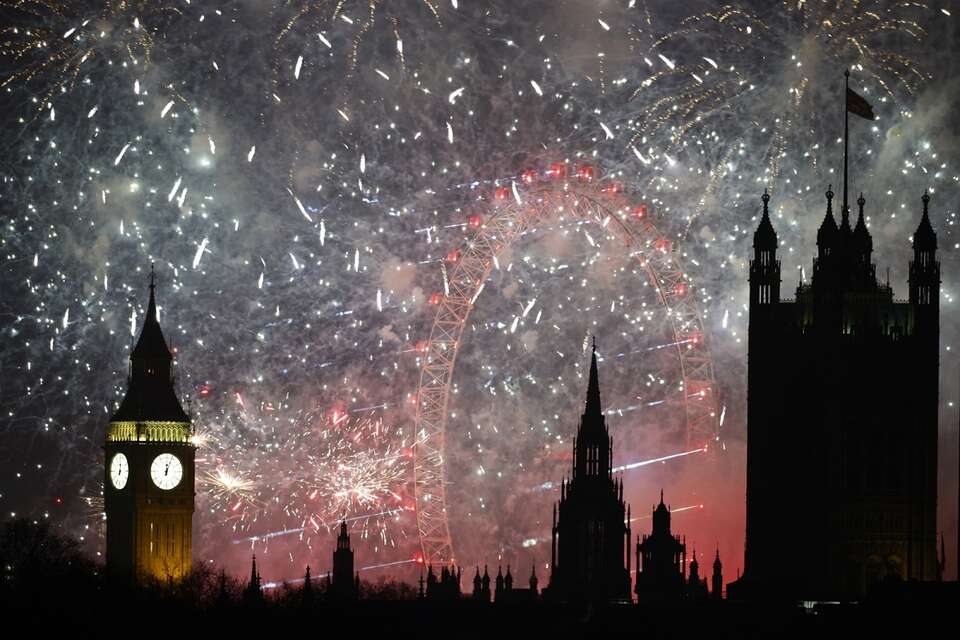 Sylwestrowy pokaz fajerwerków nad Elizabeth Tower i London Eye w Londynie / autor: PAP/EPA