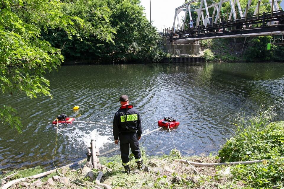 Strażacy podczas natleniania wody w Kanale Gliwickim / autor: PAP/Krzysztof Świderski