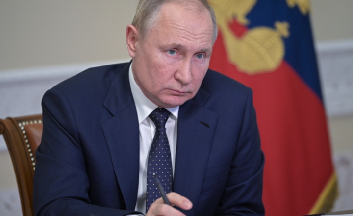  Władimir Putin wysłuchuje raportu na temat jesienno-zimowego sezonu grzewczego w rezydencji prezydenckiej, 29 bm / autor: PAP/EPA/ALEXEI NIKOLSKY / SPUTNIK / KREMLIN POOL