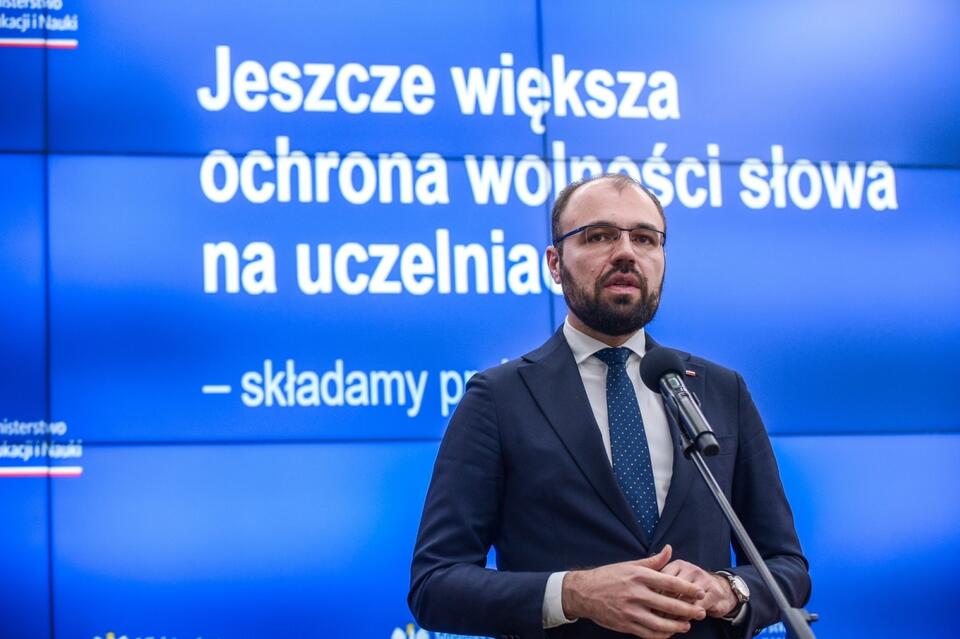 Minister edukacji i nauki Krzysztof Szczucki na konferencji prasowej w siedzibie MEiN w Warszawie. / autor: PAP/Marcin Obara