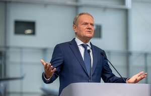Premier Donald Tusk podczas konferencji prasowej w Wojskowych Zakładach Lotniczych Nr 2 S.A. w Bydgoszczy / autor: PAP/Agnieszka Bielecka