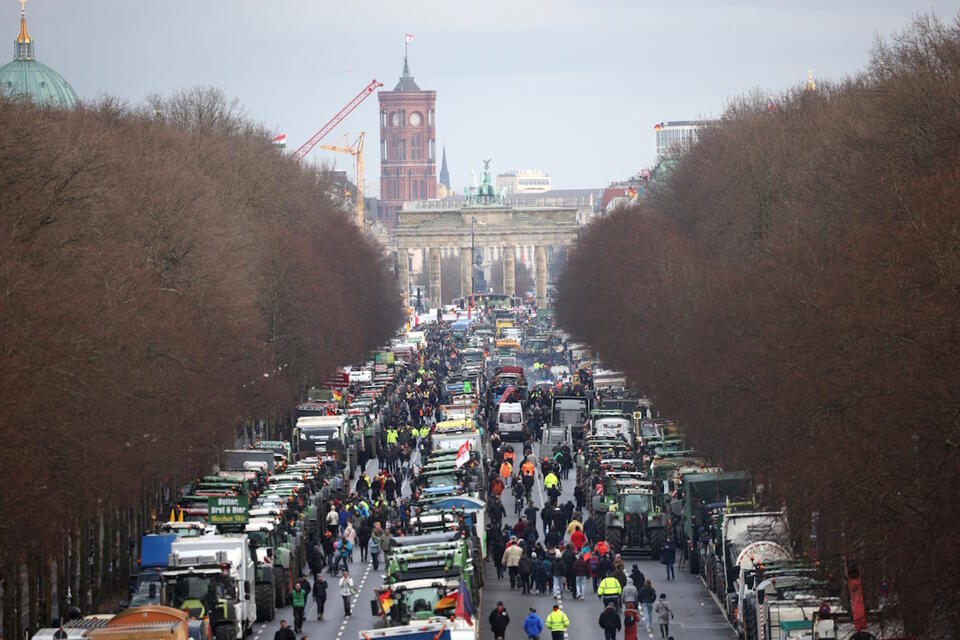 Rolnicy ze swoimi pojazdami stoją przed Bramą Brandenburską podczas ogólnokrajowego strajku rolników w Berlinie w Niemczech / autor: PAP/EPA/CLEMENS BILAN