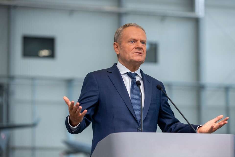 Premier Donald Tusk podczas konferencji prasowej w Wojskowych Zakładach Lotniczych Nr 2 S.A. w Bydgoszczy / autor: PAP/Agnieszka Bielecka