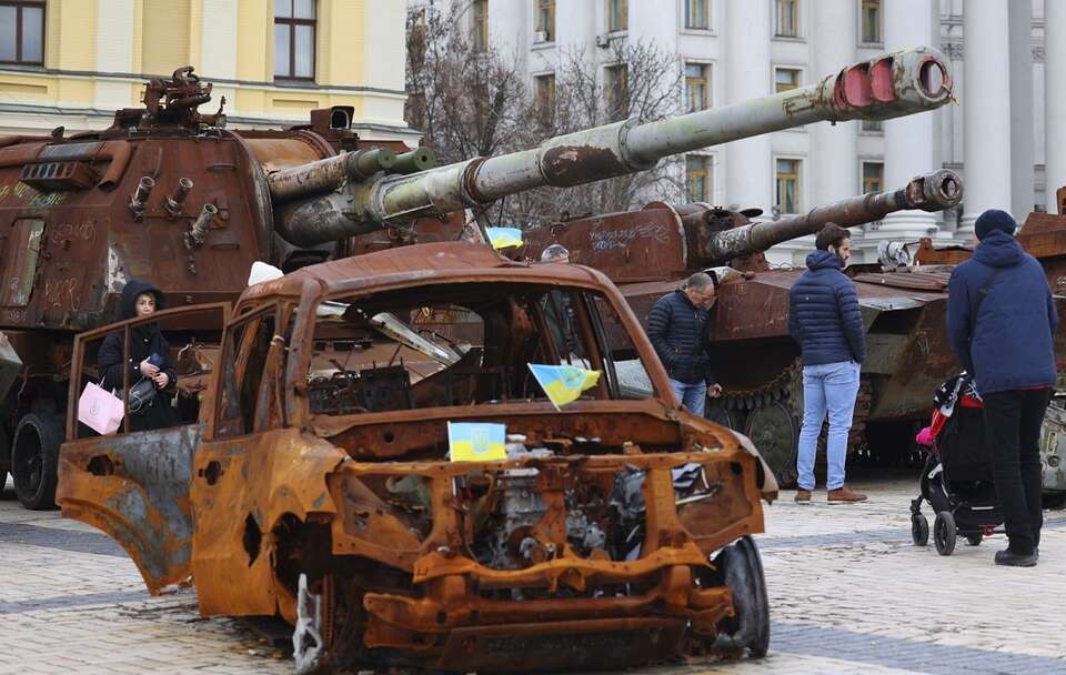 Zniszczone rosyjskie samochody pancerne i czołgi w Kijowie / autor: PAP/EPA/ANTONIO COTRIM