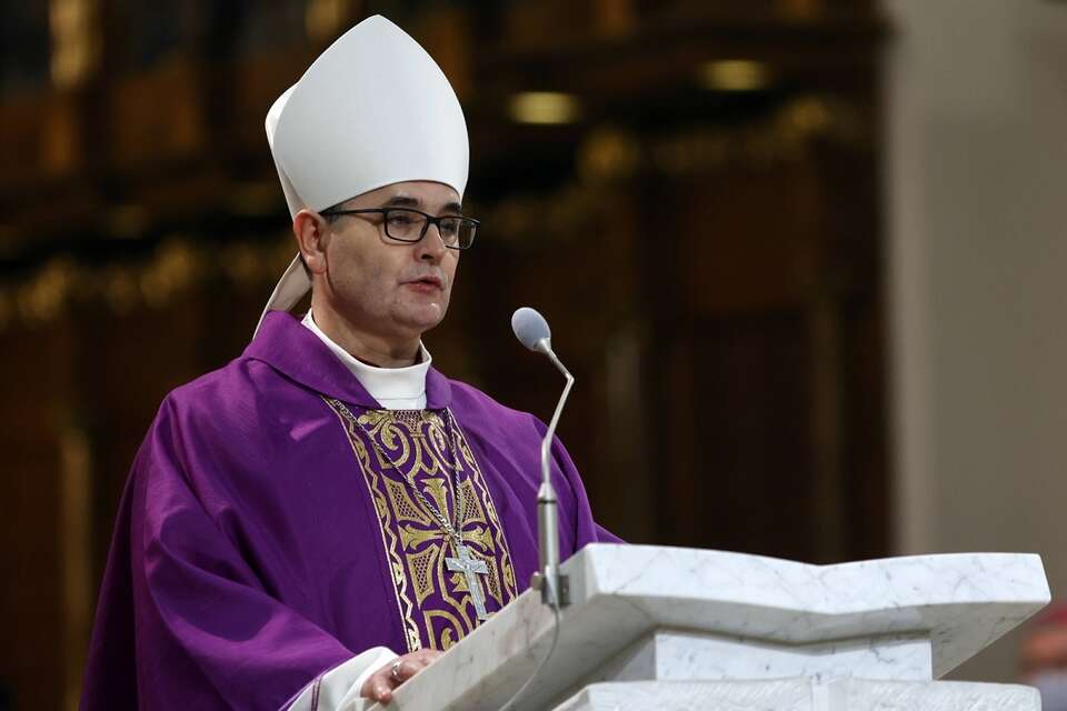 Na zdjęciu archiwalnym z 18.12.2021 bp Andrzej Przybylski podczas uroczystości pogrzebowych arcybiskupa seniora archidiecezji częstochowskiej Stanisława Nowaka / autor: PAP/Waldemar Deska
