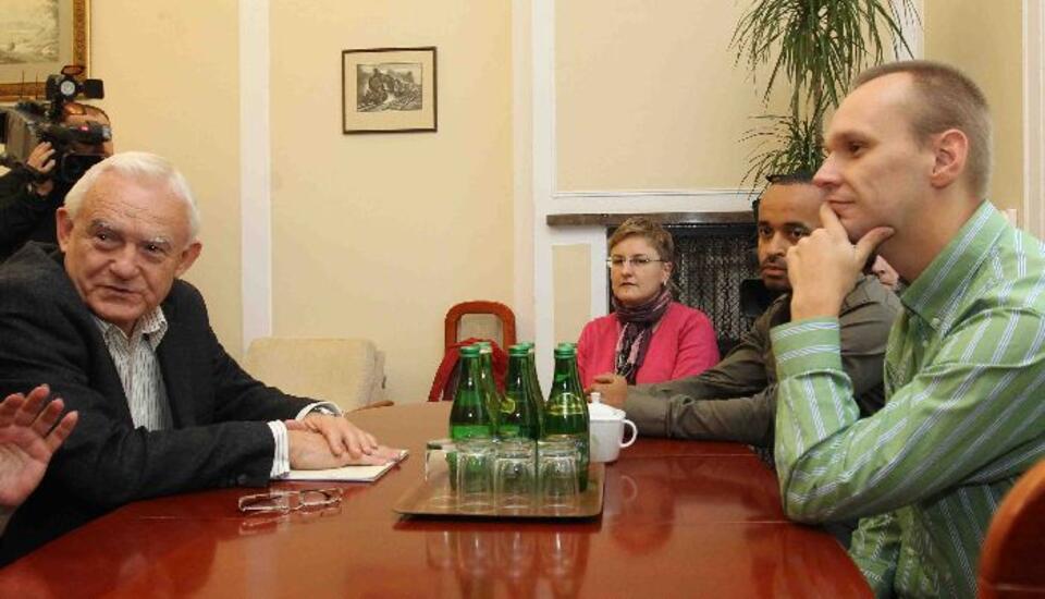 Przewodniczący KP SLD Leszek Miller podczas spotkania z przedstawicielami Grupy Inicjatywnej ds. Związków Partnerskich: Igą Kostrzewą, Krystianem Legierskim i Radkiem Oliwą, 22 bm. w Sejmie.  PAP/Radek Pietruszka