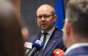 Szef Biura Polityki Międzynarodowej w KPRP Marcin Przydacz podczas briefingu prasowego w Warszawie. / autor: PAP/Paweł Supernak