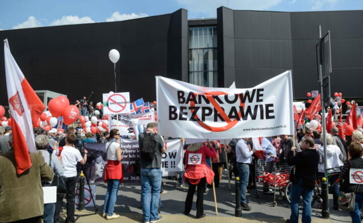 Sobotni protest frankowiczów pod siedzibą NBP fot. PAP / Jakub Kamiński