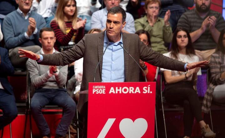 Premier Hiszpanii Pedro Sanchez podczas przemówienia / autor: PAP/EPA/Pedro Puente Hoyos