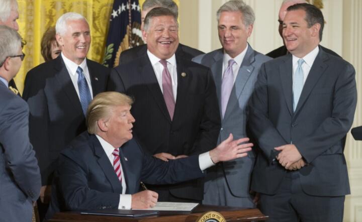 Prezydent Donald Trump i przywódcy Republikanów po przyjęciu projektu reformy ruchu lotniczego, fot. PAP/EPA/Michael Reynolds