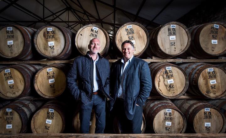 Andy Simpson (po lewej), współwłaściciel firmy doradczej Rare Whisky 101 i jego wspólnik, David Robertson  / autor: fot. materiały prasowe