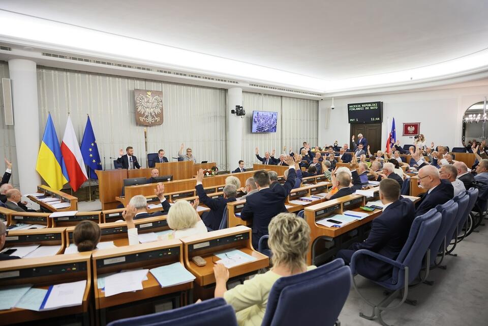 0 bm. Senat przyjął jednogłośnie ustawy ws. ratyfikacji akcesji do NATO Szwecji i Finlandii, uchwalone przez Sejm 7 lipca / autor: PAP/Leszek Szymański