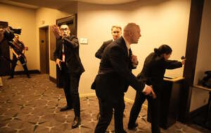 Pracownicy służb bezpieczeństwa pozostają w stanie gotowości po usłyszeniu strzałów oddanych podczas kolacji Stowarzyszenia Korespondentów Białego Domu / autor: PAP/EPA