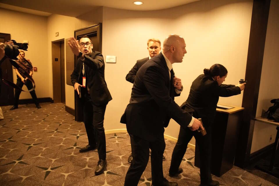 Pracownicy służb bezpieczeństwa pozostają w stanie gotowości po usłyszeniu strzałów oddanych podczas kolacji Stowarzyszenia Korespondentów Białego Domu / autor: PAP/EPA