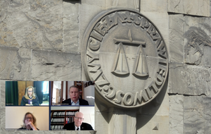 Kadr z rozprawy ws. pozwu prof. Jana Grabowskiego na tle symbolu sprawiedliwości / autor: wPolsce24/Fratria