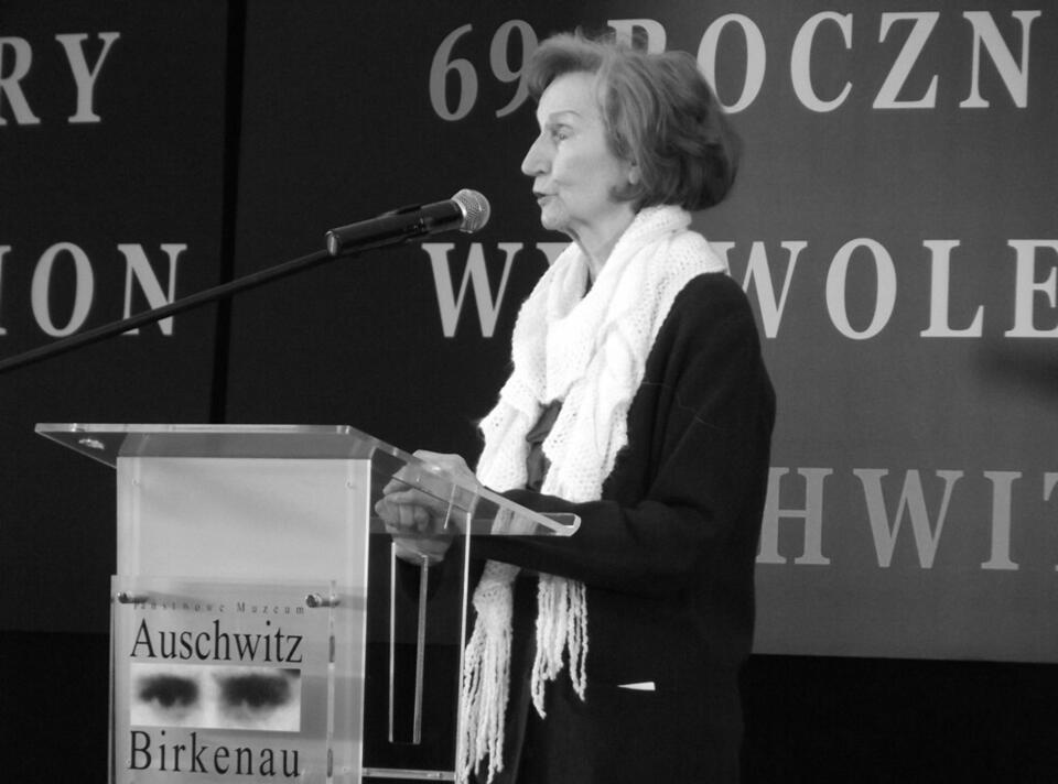 Zofia Posmysz w 2014 r., podczas obchodów podczas 69. rocznicy wyzwolenia KL Auschwitz-Birkenau / autor: Piotr Drabik from Poland, CC BY 2.0 <https://creativecommons.org/licenses/by/2.0>, via Wikimedia Commons